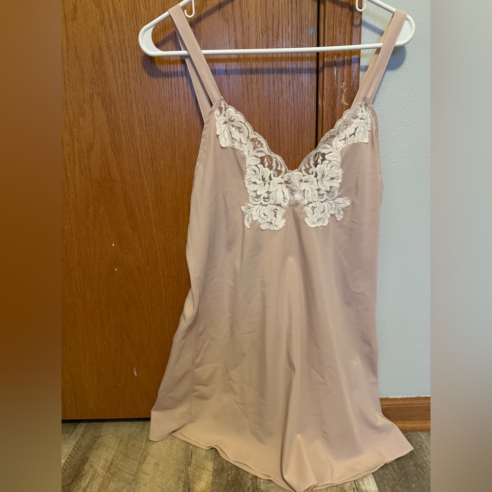 Val Mode Lingerie fits SMALL (no tag) light pink w  white lace detail neckline
